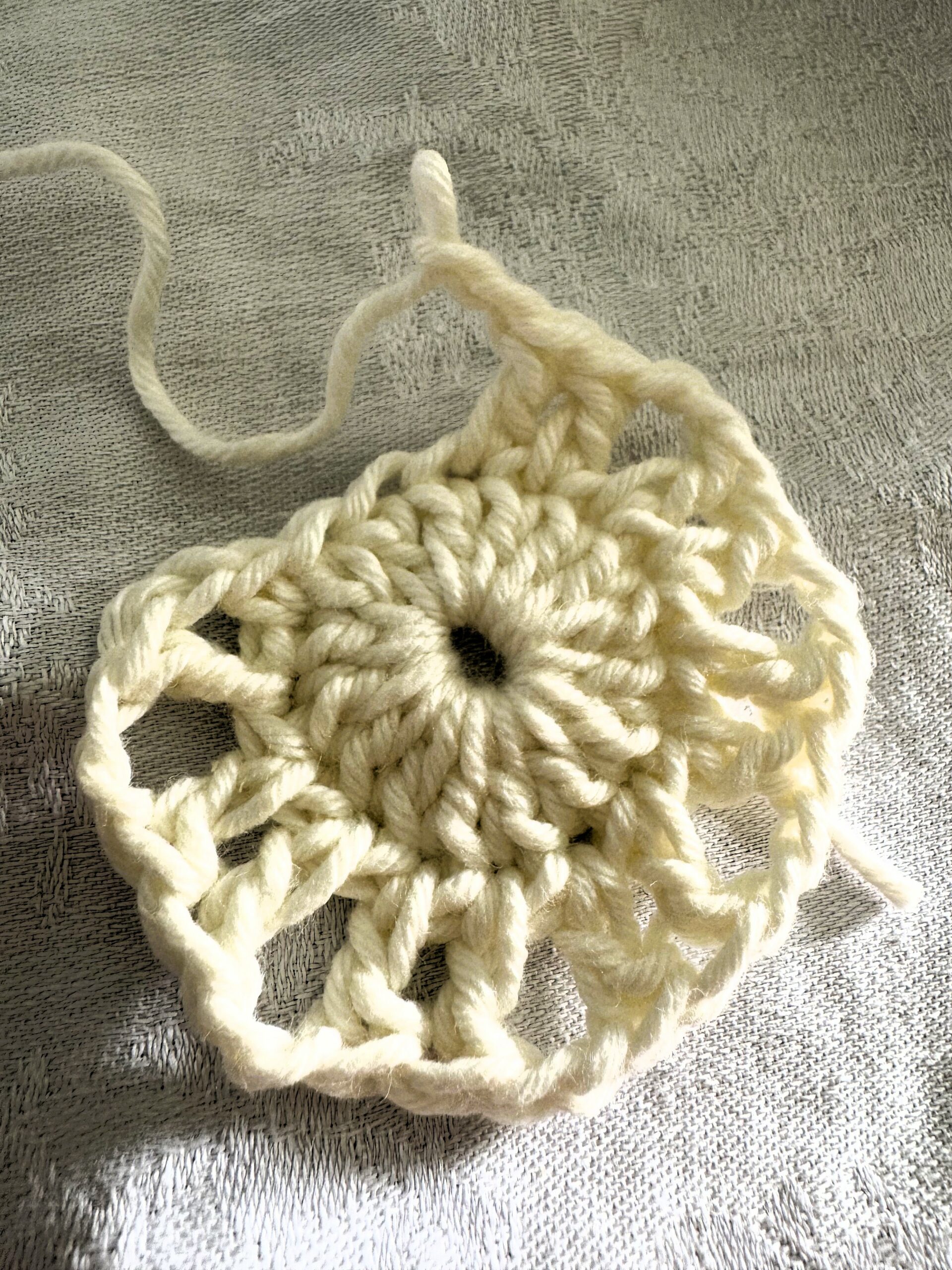 TUTO GRANNY FLEUR CROCHET BLANC MERCERIE PORTUGAISE