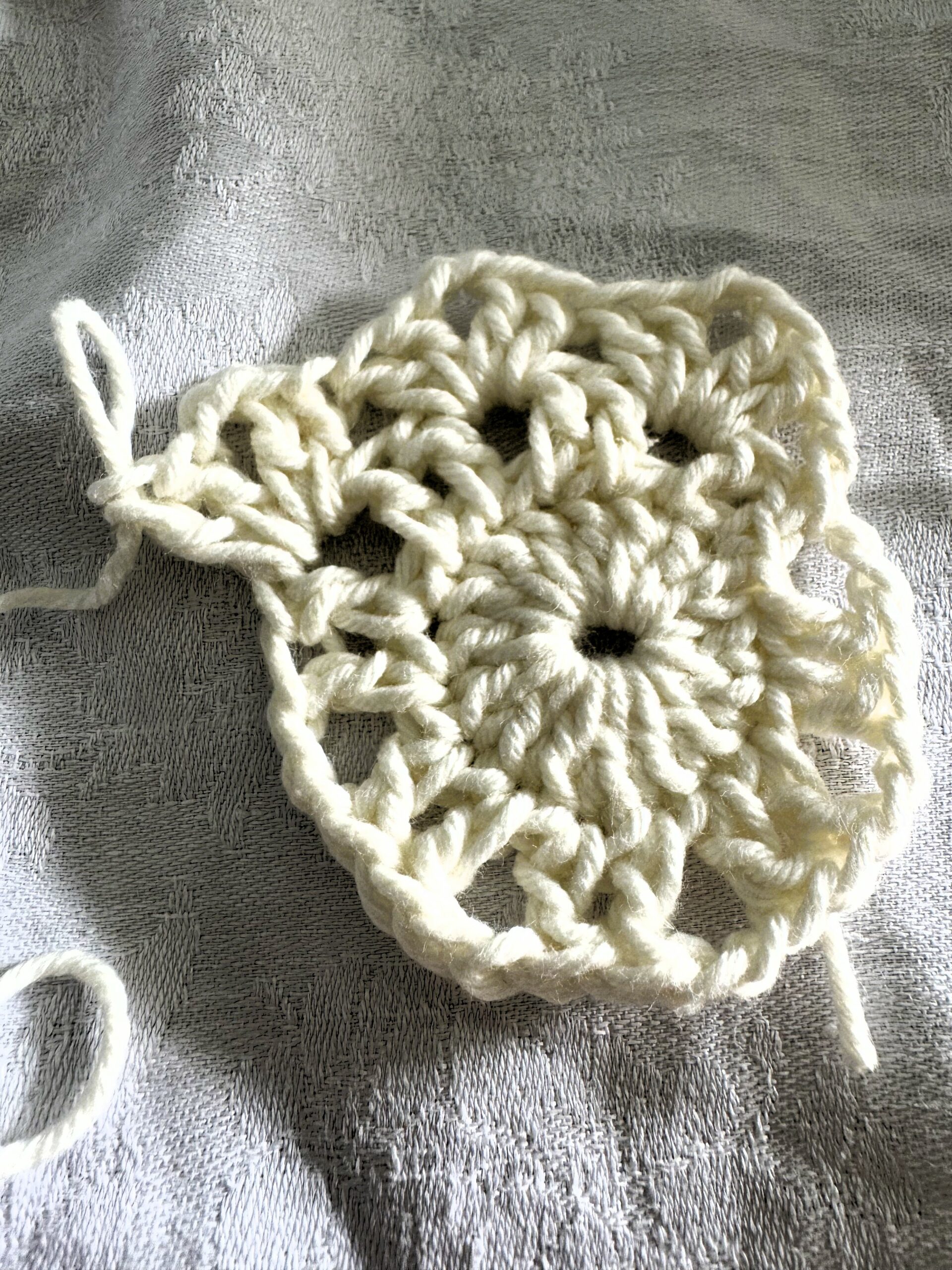 TUTO GRANNY FLEUR CROCHET BLANC MERCERIE PORTUGAISE