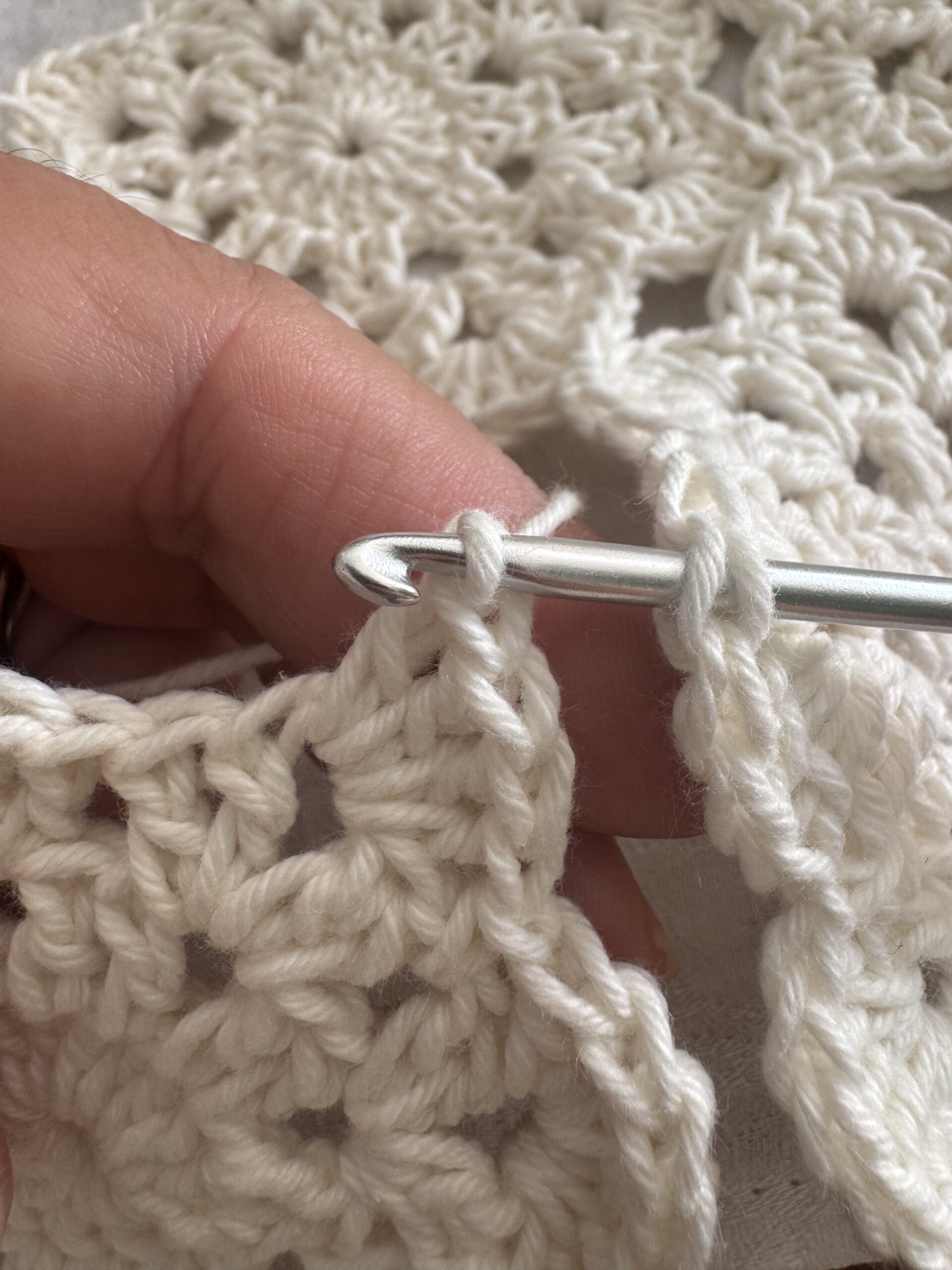 TUTO GRANNY FLEUR CROCHET BLANC MERCERIE PORTUGAISE